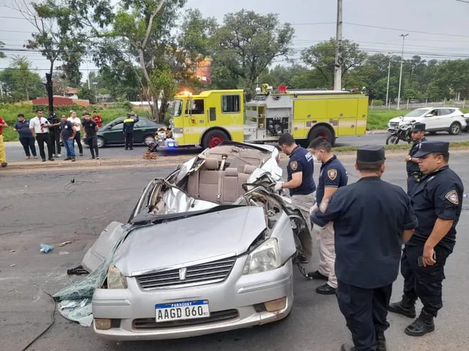 Así quedó el Toyota Premio que chocó esta madrugada frente al Botánico de Asunción y donde fallecieron dos personas.
