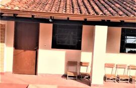 Trabajo adjudicado en la escuela Prof. María Ascensión Medina de Amarilla, terminó a medias porque no repararon el techo.