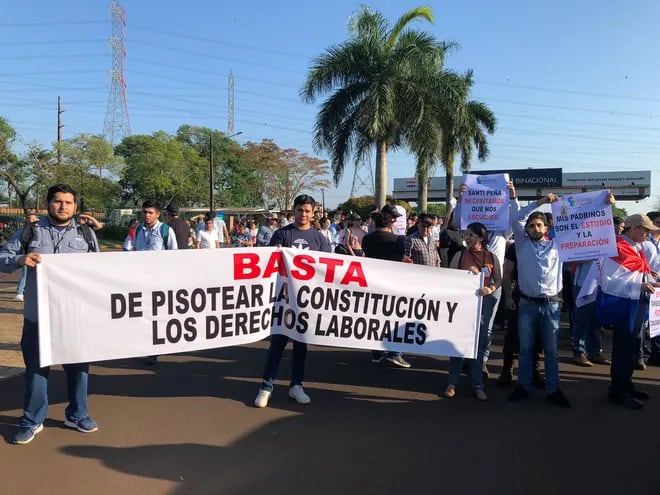 Protesta de empleados desvinculados de Itaipú esta mañana en Hernandarias.