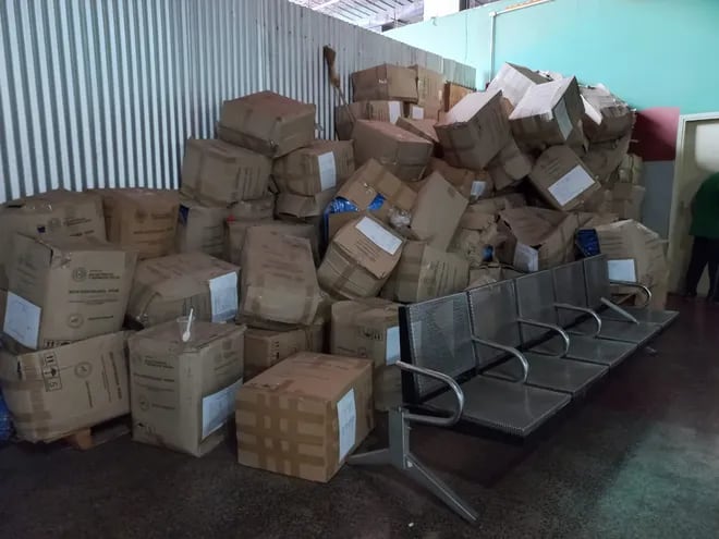 Insumos comprados en pandemia están tirados en la Municipalidad de Asunción.
