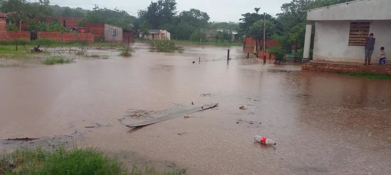 Varias viviendas quedaron inundadas por el temporal en los barrios Ycua Pa´i y Santa Bárbara, en Santaní