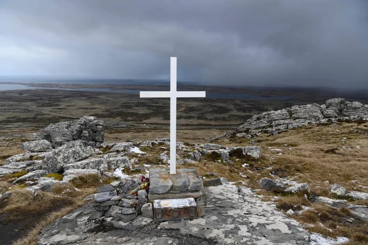 Un memorial en el monte Harriet, escena de una batalla en 1982 durante la Guerra de las Malvinas.