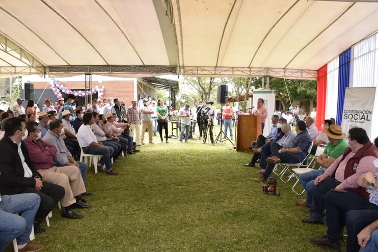 Nicanor Duarte Frutos inauguró hoy una fábrica de balanceados en el asentamiento Arapysandú.