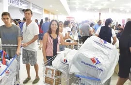 miles-de-turistas-brasilenos-llegaron-a-pedro-juan-caballero-para-realizar-compras--212227000000-1559219.jpg