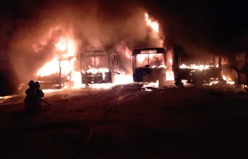 Al menos seis buses de la empresa de transporte Cerro Koi fueron consumidos totalmente por las llamas.