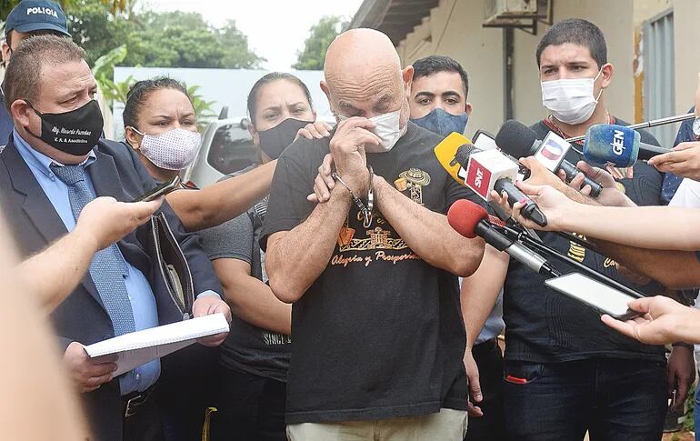Rubén Valdez, esposado y a cara  descubierta, habló con la prensa tras su arresto.
