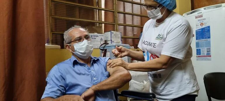 Vacunan al personal de blanco del Hospital Regional de San Juan Bautista.