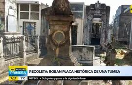 Roban placa histórica de una tumba del cementerio de la Recoleta