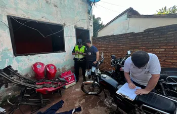 Intervinientes de la Policía Nacional y la Fiscalía anotan datos de las motocicletas encontradas en el "aguantadero" de Villa Casu de San Lorenzo.