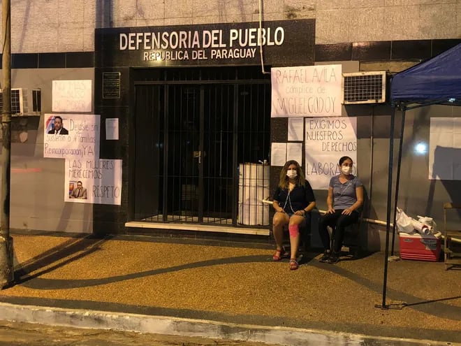 Bibiana Bóbeda, Gissell Rivas, Shirley Cantero y  Silvana Cáceres, funcionarias despedidas de la Defensoría del Pueblo en una manifestación el año pasado.