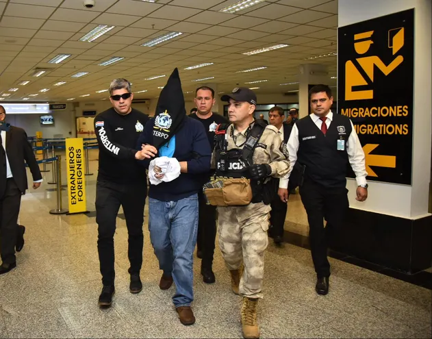 Miguel Ángel Insfrán, alias Tío Rico, en el aeropuerto internacional Silvio Pettirossi tras ser extraditado.