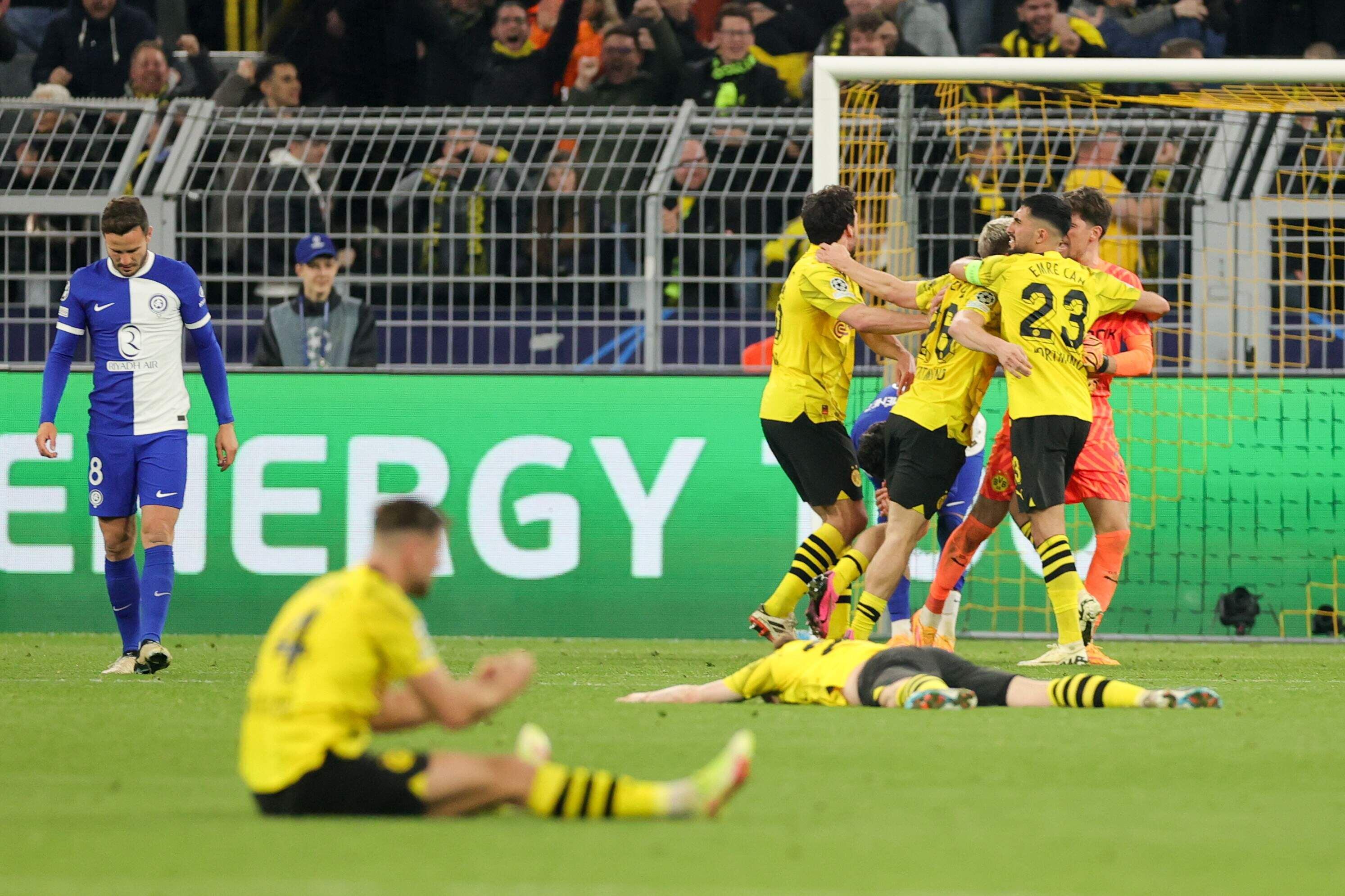 Los futbolistas del Borussia Dortmund celebran la victoria y clasificación en un partido frente al Atlético Madrid por la vuelta de los cuartos de final de la Liga de Campeones en el estadio Signal Iduna Park, en Dortmund, Alemania.