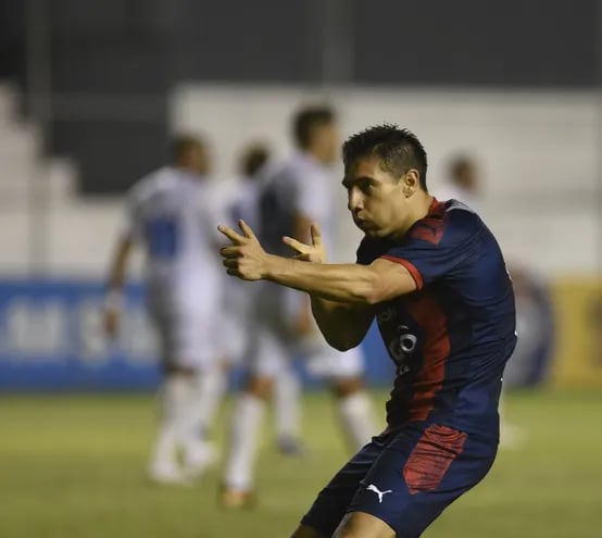 El festejo de Óscar Ruiz tras anotar el gol del empate parcial (2-2) frente a Nacional, en  el encuentro del lunes pasado. Fue el segundo tanto de Kure’i en el campeonato corto.