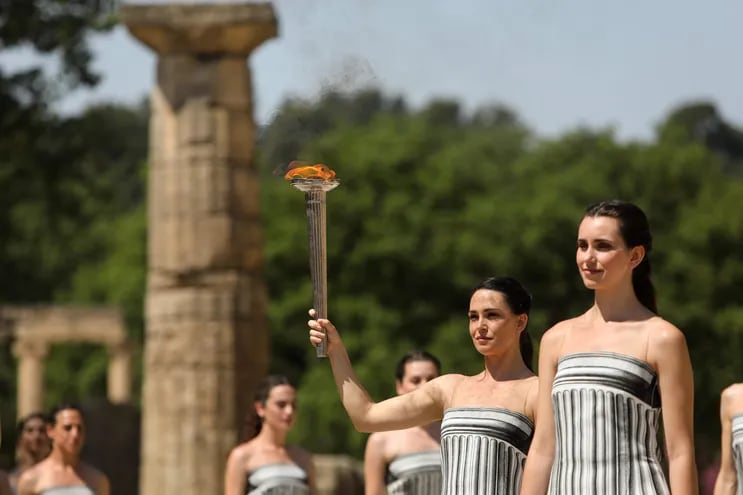 Unas actrices transformadas en antiguas sacerdotisas harán que la llama olímpica cobre vida en la antigua Grecia hoy. EFE