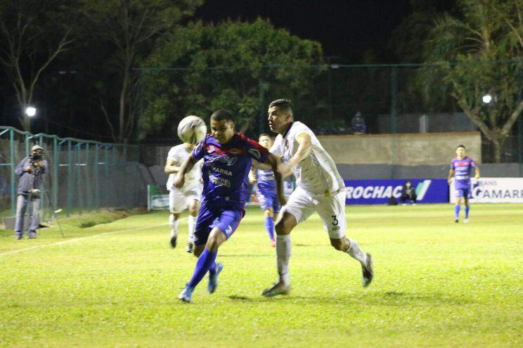 Marcelo Ferreira de Independiente domina el esférico ante la marca de Miguel Silguero de Deportivo Capiatá. (APF)