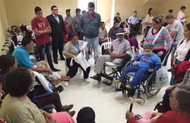 fueron-beneficiadas-un-toral-de-31-personas-con-las-sillas-de-ruedas-entregadas-por-la-fundacion-solidaridad-e-itaipu-binacional--212702000000-1574133.jpg