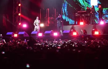 Wisin & Yandel cumplieron con éxito "La última misión" ante el público paraguayo, que acompañó cantando y bailando todo el show.