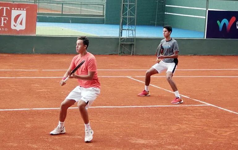 Lucas Brítez (i) y Daniel Vallejo se enfrentarán hoy en la final de dobles en Costa Rica.