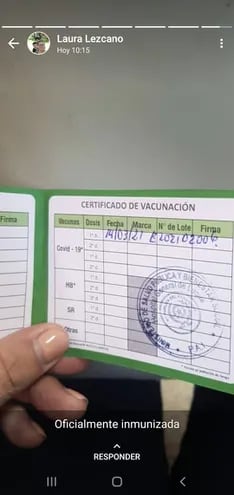 Supuestamente la funcionaria publicó en su estado de Whatsapp su tarjeta de vacunación seguido del texto: “Oficialmente inmunizada”.