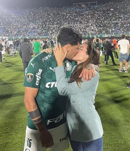Gustavo Gómez y Jazmín Torres demostrando todo el amor que se tienen, en pleno Estadio Centenario.