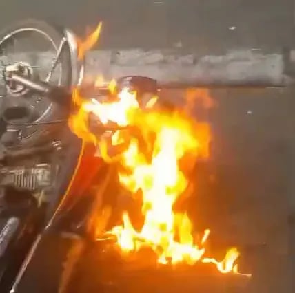 Hombre incendió su propia moto en señal de protesta contra el pedido de coima de agentes de la PMT de Asunción.