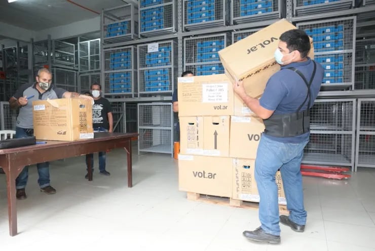 Funcionarios de la Justicia Electoral almacenan el último lote de las 15.000 máquinas de votación a ser usadas en las municipales.