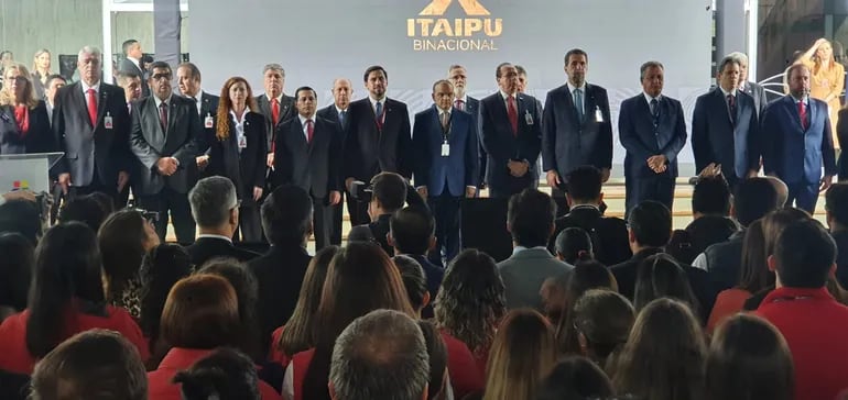 La ceremonia de conmemoración se realizó en el predio del edificio de producción de la usina de Itaipú.