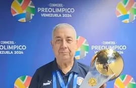 Carlos de los Santos Jara Saguier (73 años), director técnico de la Albirroja olímpica.