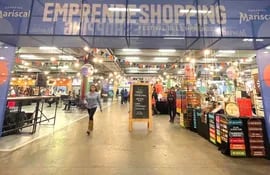 La feria "EmprendeShopping" se desarrollará desde las 09 hs hasta las 21 hs, en la Planta Baja del Shopping Mariscal.  El espacio oferta variedad de productos y servicios de mipymes, además incluye capacitaciones.
