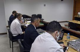 El exdiputado Carlos Soler (centro) escucha los alegatos finales de su defensor, el abogado Rubén Galeano.