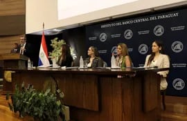 El presidente del BCP Carlos Carvallo, durante la presentación, en la mesa: Mónica Pérez, Liana Caballero, Fernanda Carrón y Carmen Marín