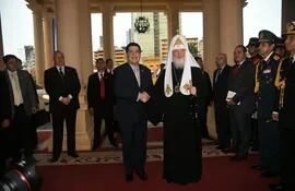 el-presidente-paraguayo-horacio-cartes-saluda-al-patriarca-de-la-iglesia-ortodoxa-rusa-kiril-en-palacio-de-lopez--111658000000-1430071.jpg