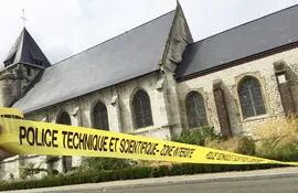 la-policia-acordono-la-entrada-a-la-iglesia-donde-se-produjo-el-ataque-y-toma-de-rehenes-en-saint-etienne-du-rouvray-cerca-de-ruan-en-francia-e-215618000000-1483401.jpg