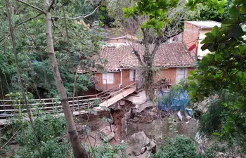 La casa de un vecino del barrio Roberto L. Pettit está por caerse ante la falta de un muro, denuncia.