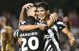 Los futbolistas de Libertad celebran un gol en el partido frente a Deportivo Táchira por la fase de grupos de la Copa Libertadores 2024 en el estadio La Huerta, en Asunción, Paraguay.