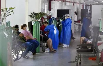 Pacientes con covid-19 reciben oxígeno hasta sentados en los pasillos de hospitales públicos como el Ineram.