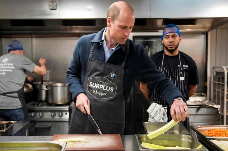 William, príncipe de Gales, ayudó a cocinar durante su visita a Surplus to Supper, un centro de redistribución de excedentes de alimentos ubicado en Surrey.