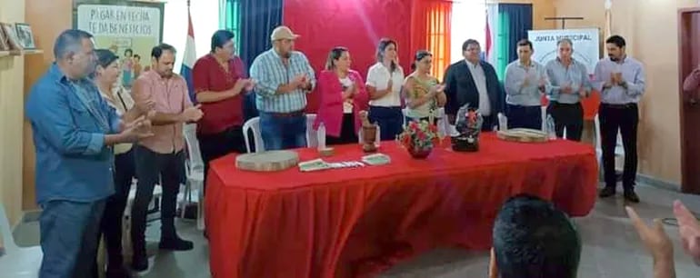 Autoridades presentes en la entrega de créditos a productores en Puerto Casado aplauden la presencia del candidato a diputado por el Partido Colorado, José Domingo Adorno