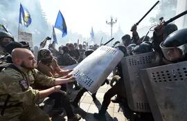 nacionalistas-radicales-ucranianos-se-manifestaron-ante-el-parlamento-para-protestar-contra-una-ley-de-descentralizacion-y-se-enfrentaron-a-las-fuerz-195257000000-1370792.jpg