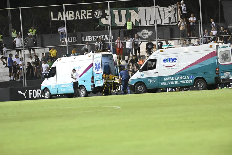 Martín Silva, futbolista de Libertad, es trasladado en ambulancia después de sufrir un golpe en la cabeza durante el partido ante Tacuary por la séptima fecha del torneo Apertura 2024 del fútbol paraguayo en el estadio La Huerta, en Asunción.