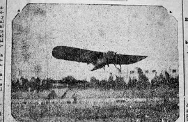 Recorte del diario de la época que anunciaba el primer vuelo de un avión en Paraguay en el año 1912