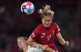 La noruega Julie Blakstad cabecea el balón superando en el salto a la norirlandesa Emily Wilson, durante el partido disputado ayer en Southampton.