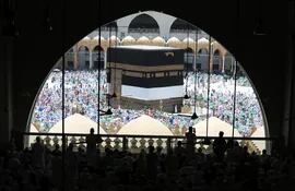 Los peregrinos musulmanes realizan Tawaf (dando vueltas) alrededor de la Kaaba dentro de la mezquita al-Haram al-Sharif, en preparación del inicio de la peregrinación Hajj 2019, La Meca, Arabia Saudita.