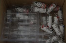 Ampollas vacías de la vacuna contra el COVID-19 en el Hospital de Trinidad, hoy.