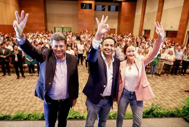 De izquierda a derecha: Efraín Alegre, candidato a presidente, Ricardo Estigarribia, candidato a Gobernador y Soledad Núñez, candidata a vicepresidenta.