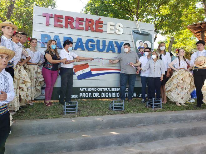 Autoridades de Fernando de la Mora, inauguraron letras corporeas que hacen mención al día Nacional del Tereré en conmemoración al 83 aniversario de la ciudad.