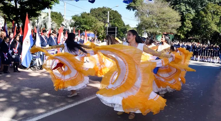 La danza paraguaya formó parte del acto cultural, previo al desfile estudiantil que se hizo ayer frente a la Municipalidad.
