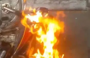 Hombre incendió su propia moto en señal de protesta contra el pedido de coima de agentes de la PMT de Asunción.