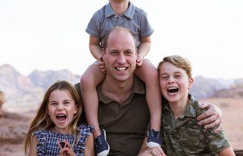 Hermosa postal. El príncipe Guillermo y sus hijos Jorge, Carlota y Luis.