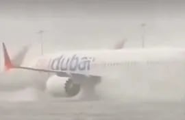 Aeropuerto de Dubái, inundado. (captura de video)